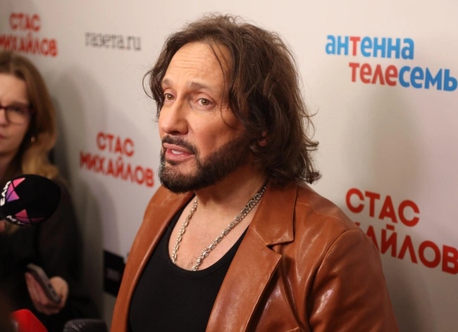 «Не нравится — развернитесь!»: Стас Михайлов осадил фанатов, требующих снять хайповые штаны и вернуть старый стиль