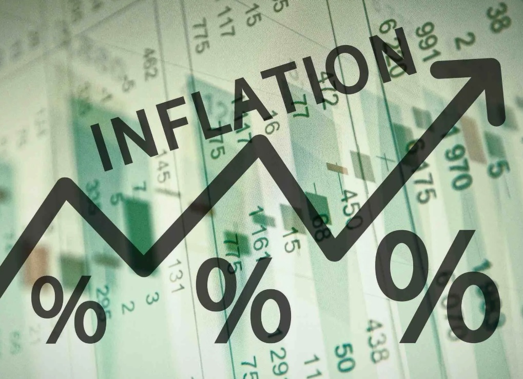 Инфляция замедляется: почему мы не чувствуения снижения цен и как сохранить сбережения
