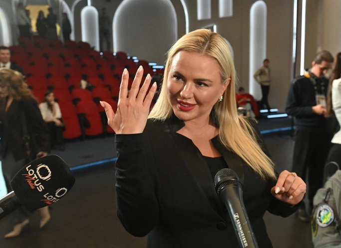 «Он давно развелся. Долгов никаких нет»: Анна Семенович рассказала о деньгах уже свободного избранника